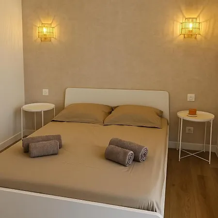 Between Sea And Ramparts - Elegance And Comfort Daire Antibes